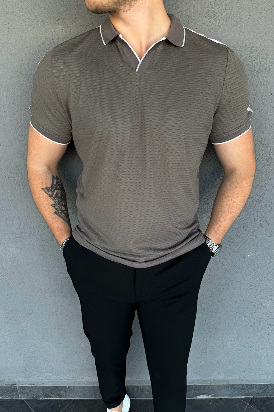 HAKİ AÇIK YAKA KOL ŞERİT DETAYLI T-SHİRT