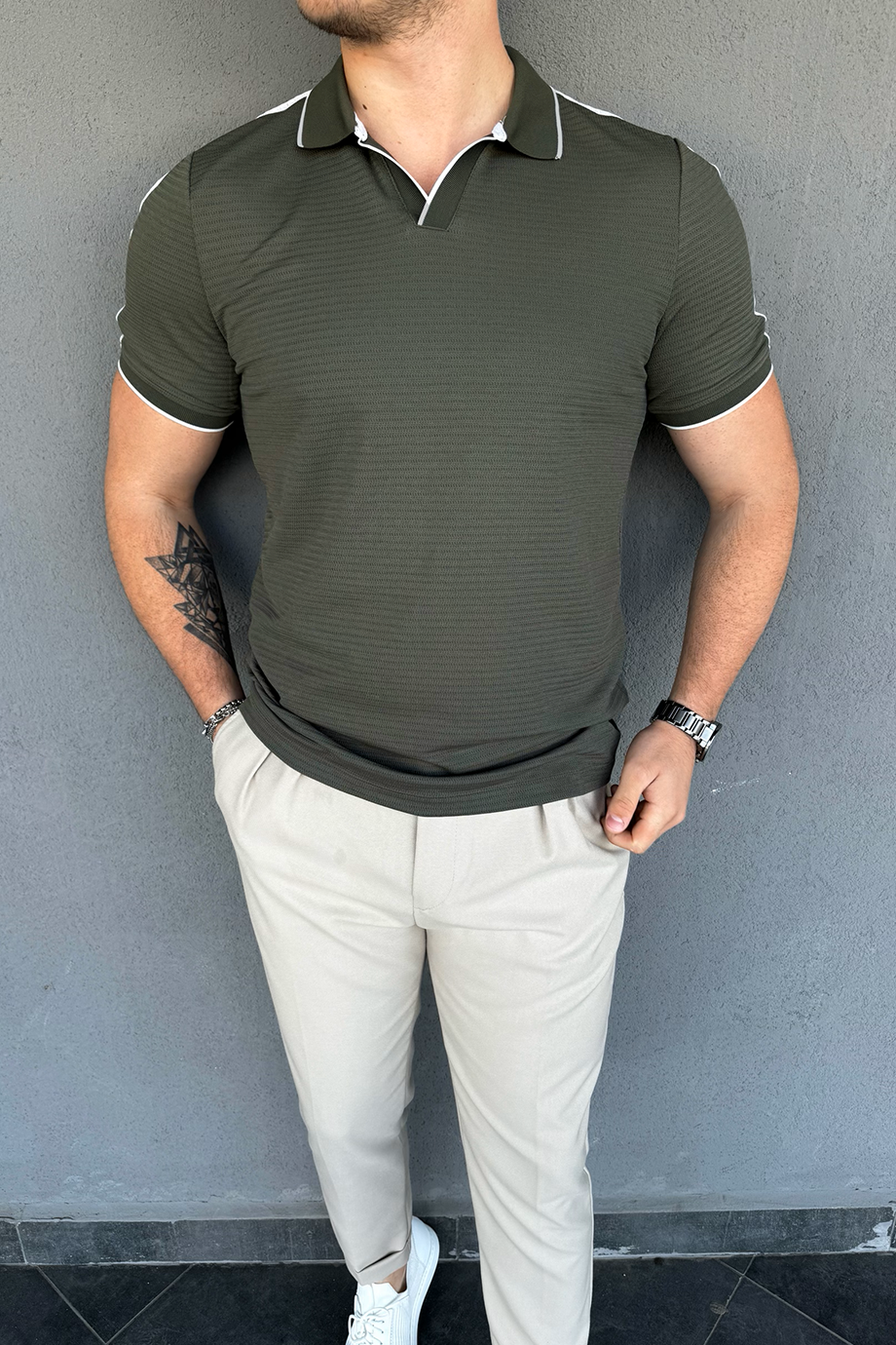 KOYU YEŞİL AÇIK YAKA KOL ŞERİT DETAYLI T-SHİRT