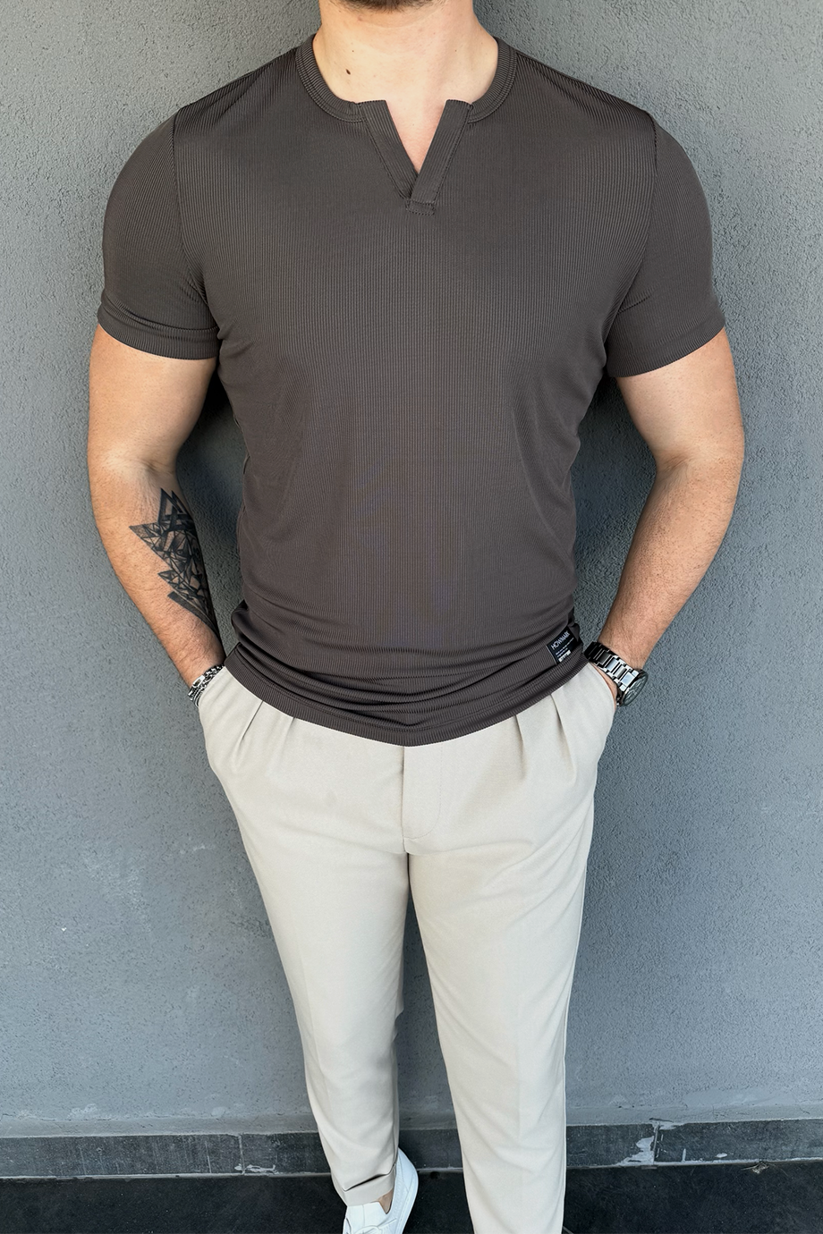 HAKİ ÖZEL TASARIM V YAKA FİTİLLİ T-SHİRT