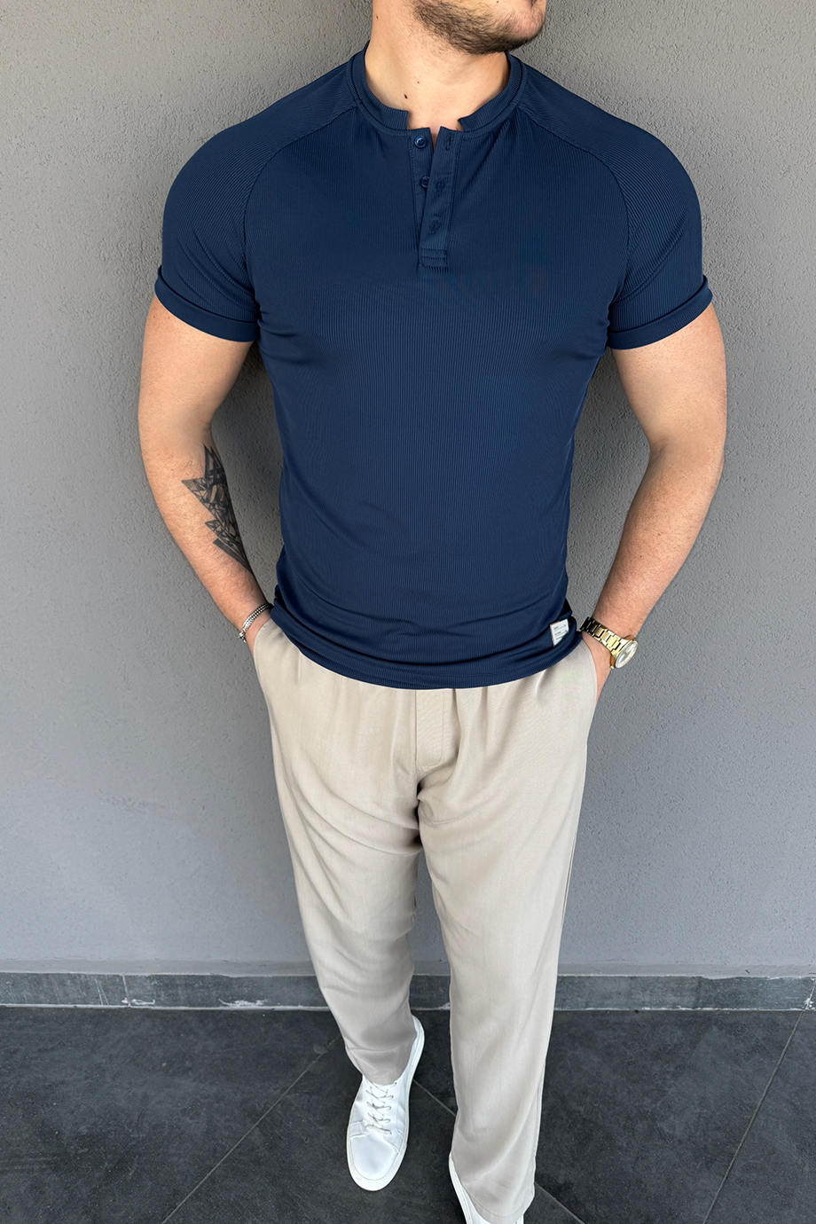 İNDİGO ÖZEL TASARIM AÇIK YAKA FİTİLLİ T-SHİRT