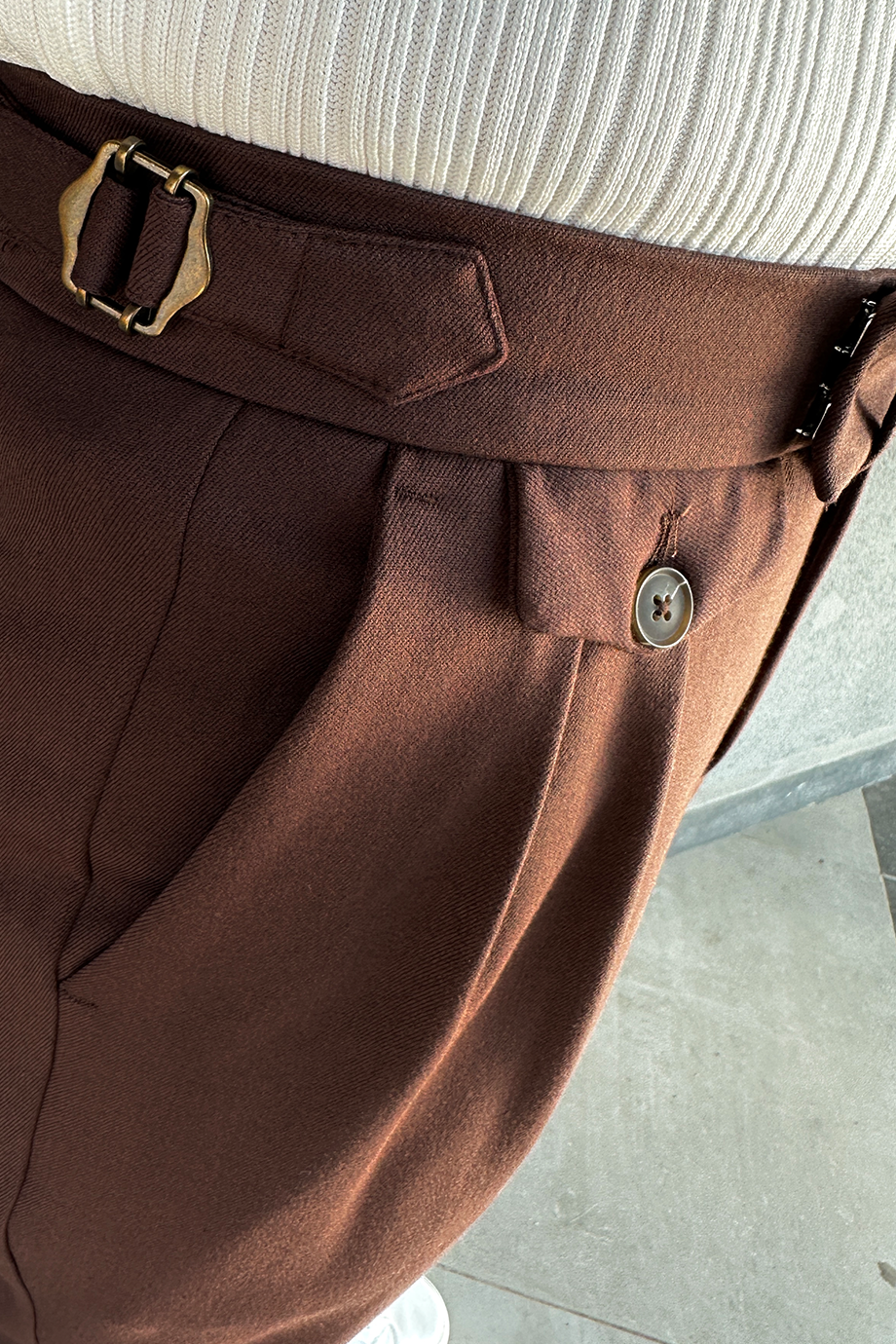 İTALYAN KESİM TOKA DETAYLI ACI KAHVE PANTALON