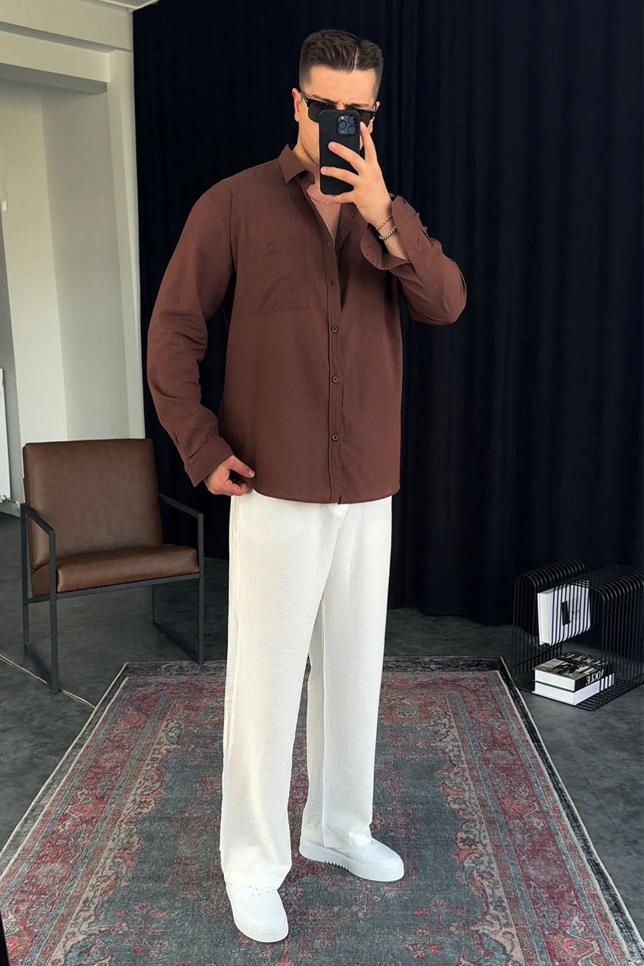 KAHVE GÖĞÜS CEP VE BASKI DETAYLI GÖMLEK