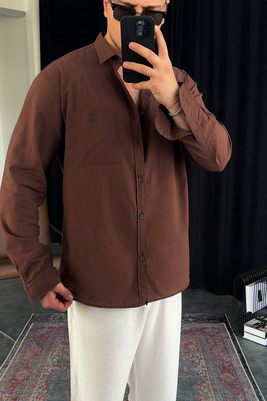 KAHVE GÖĞÜS CEP VE BASKI DETAYLI GÖMLEK