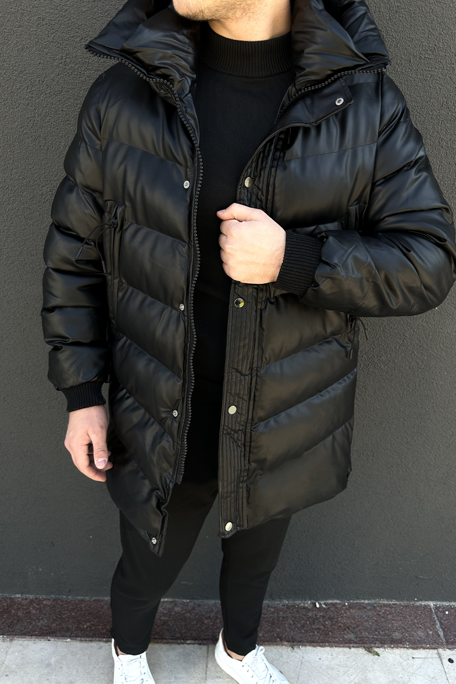 KAPŞONLU UZUN ŞİŞME DERİ MONT