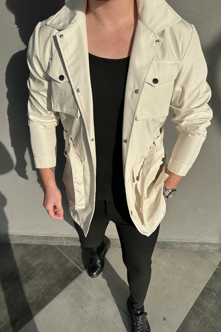 KIRIK BEYAZ KUŞAKLI TRENÇKOT