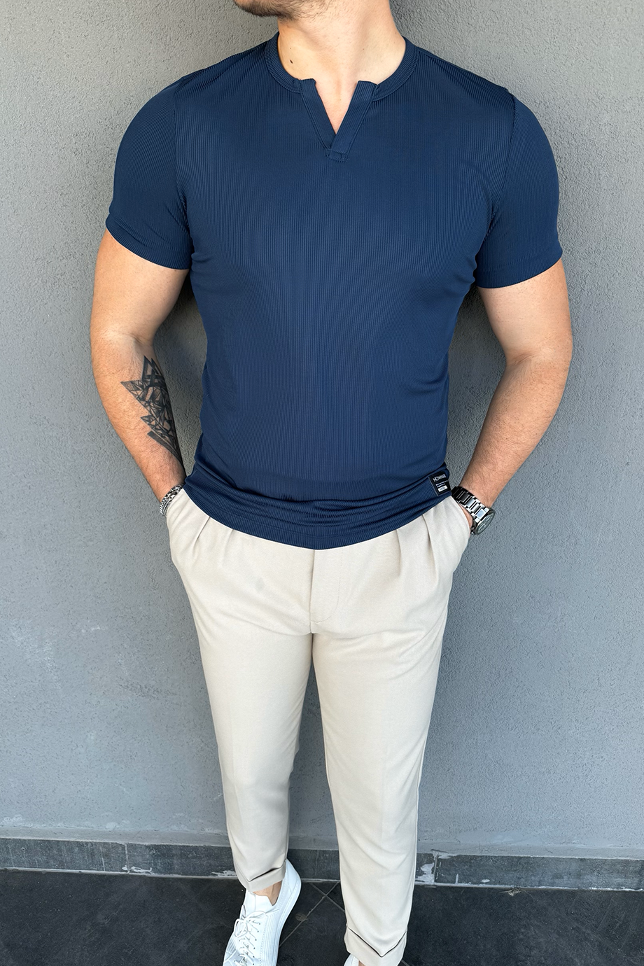KOYU MAVİ ÖZEL TASARIM V YAKA FİTİLLİ T-SHİRT
