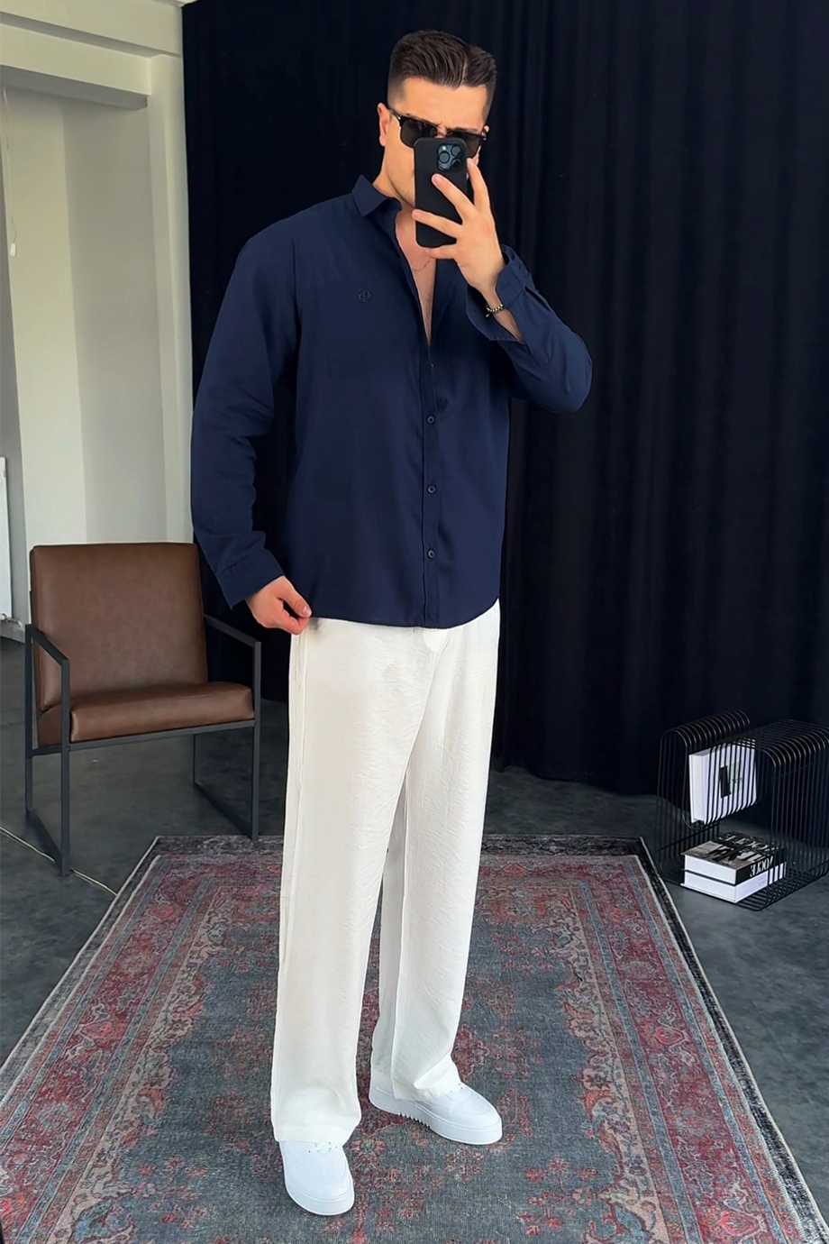 LACİVERT GÖĞÜS CEP VE BASKI DETAYLI GÖMLEK