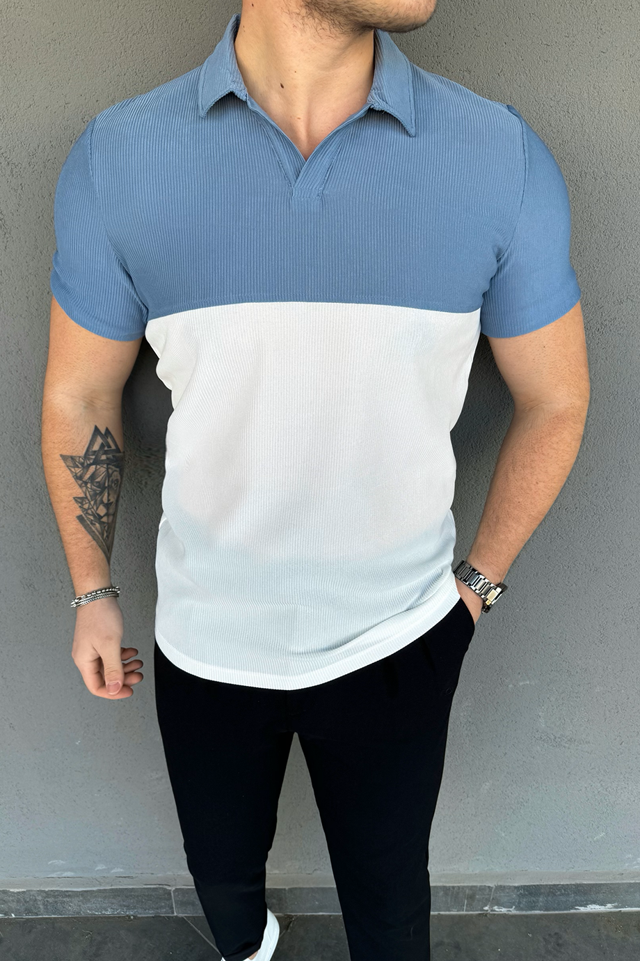 MAVİ-BEYAZ AÇIK YAKA T-SHİRT