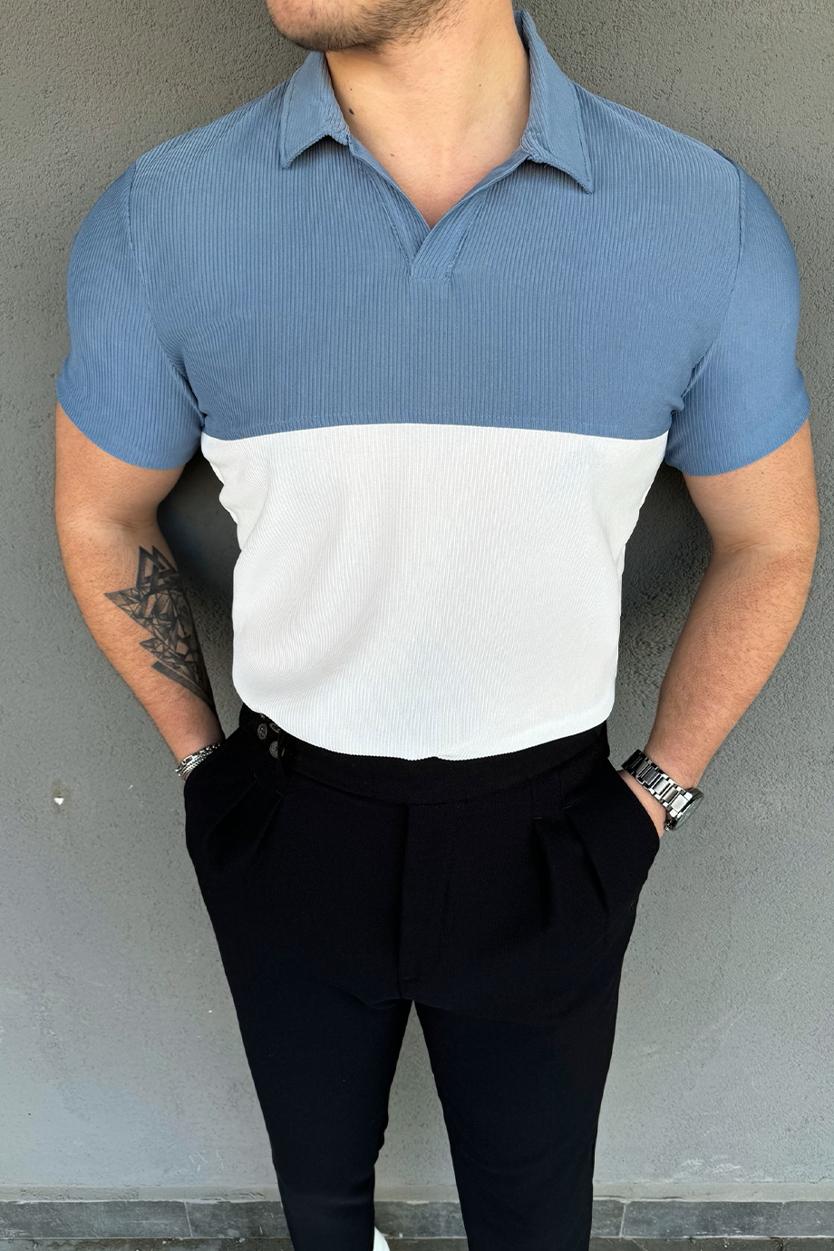 MAVİ-BEYAZ AÇIK YAKA T-SHİRT