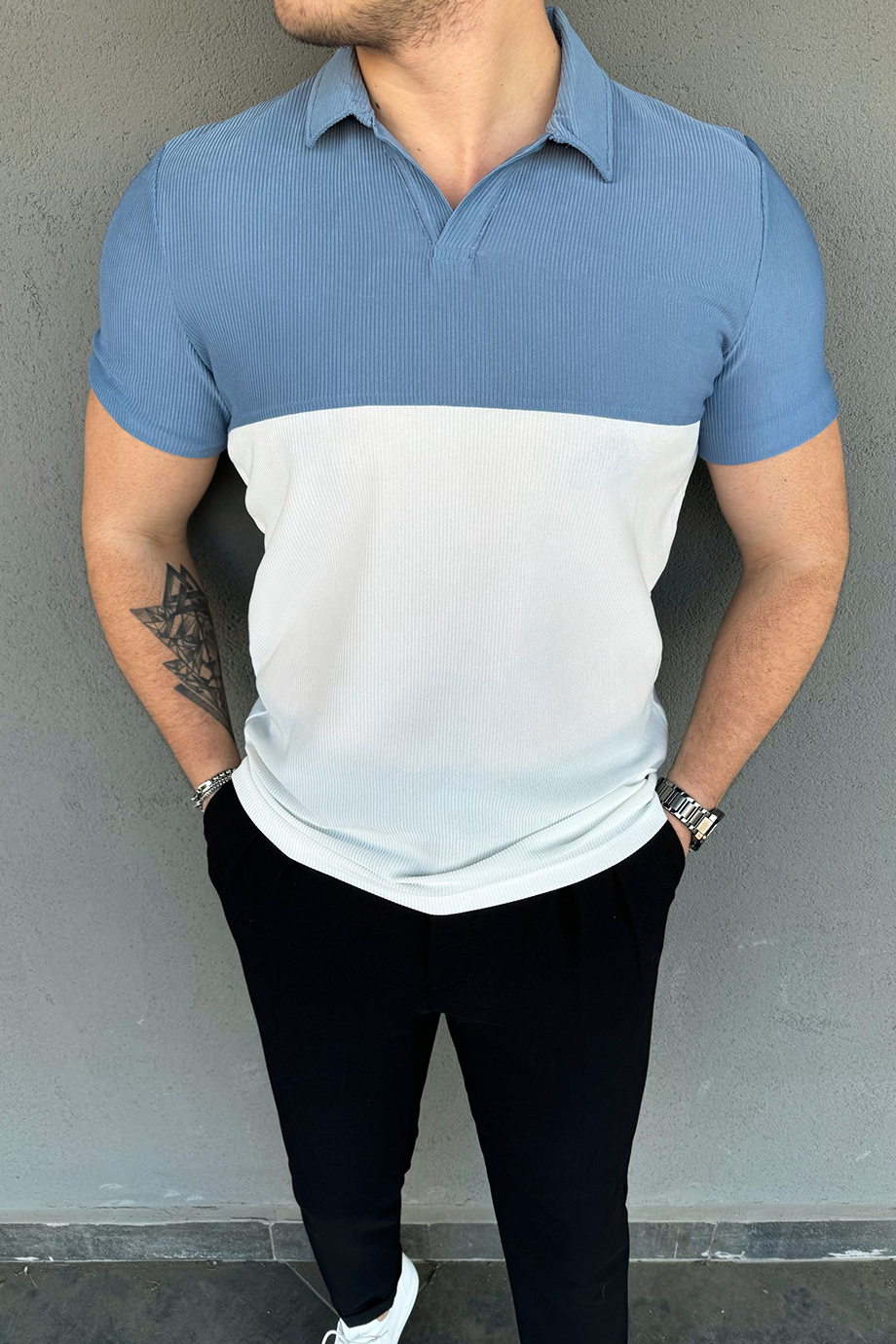 MAVİ-BEYAZ AÇIK YAKA T-SHİRT