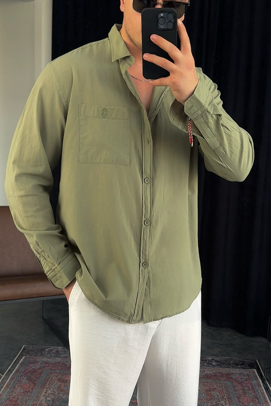 MİNT GÖĞÜS CEP VE BASKI DETAYLI GÖMLEK