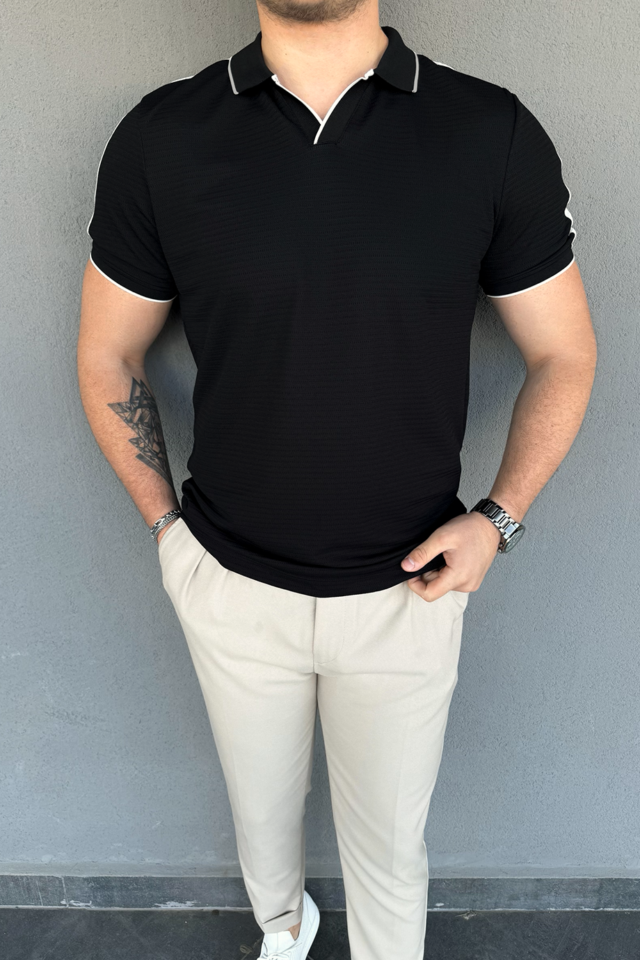 SİYAH AÇIK YAKA KOL ŞERİT DETAYLI T-SHİRT