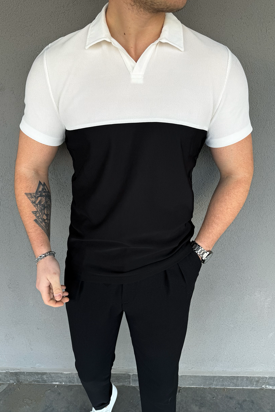 SİYAH-BEYAZ AÇIK YAKA T-SHİRT