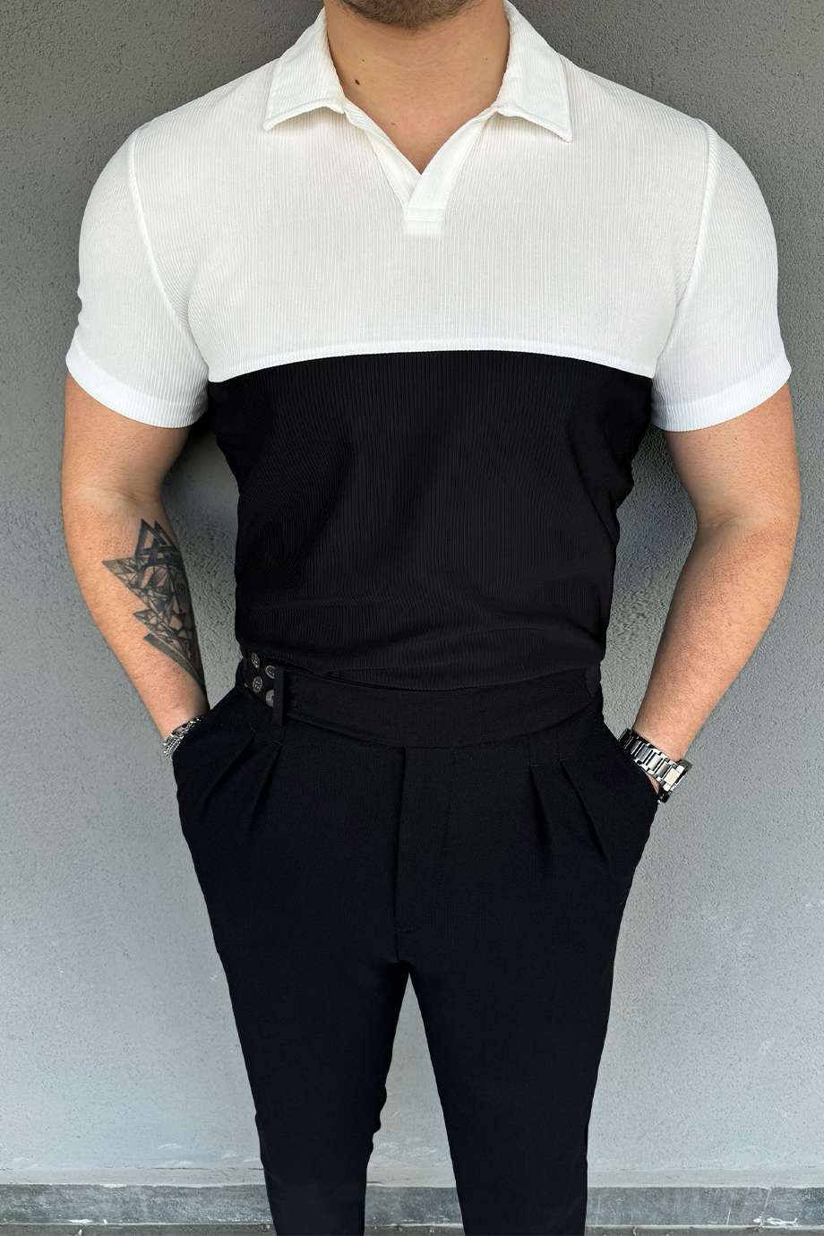 SİYAH-BEYAZ AÇIK YAKA T-SHİRT