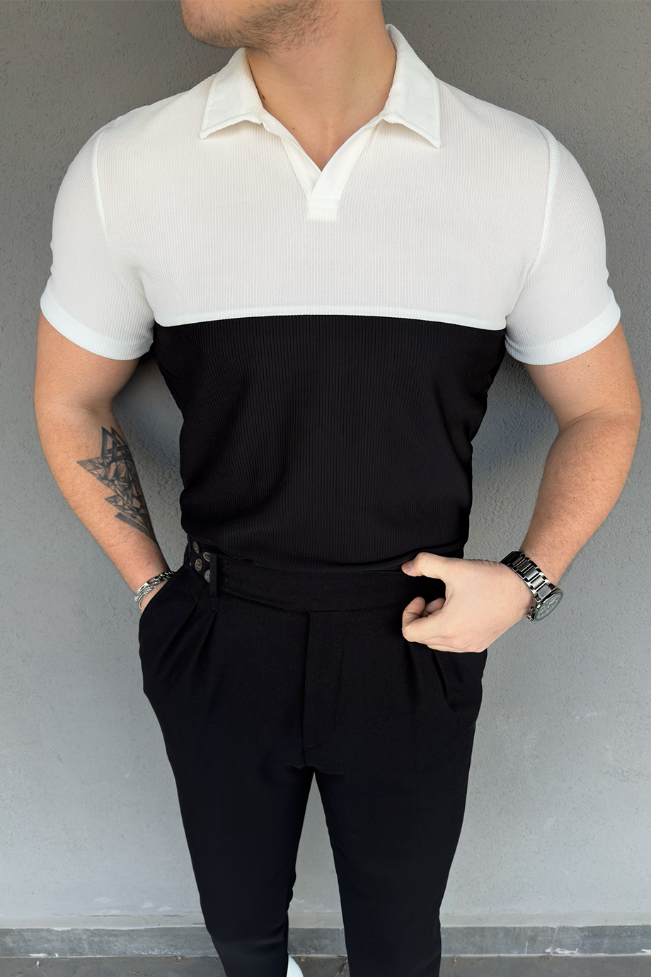 SİYAH-BEYAZ AÇIK YAKA T-SHİRT