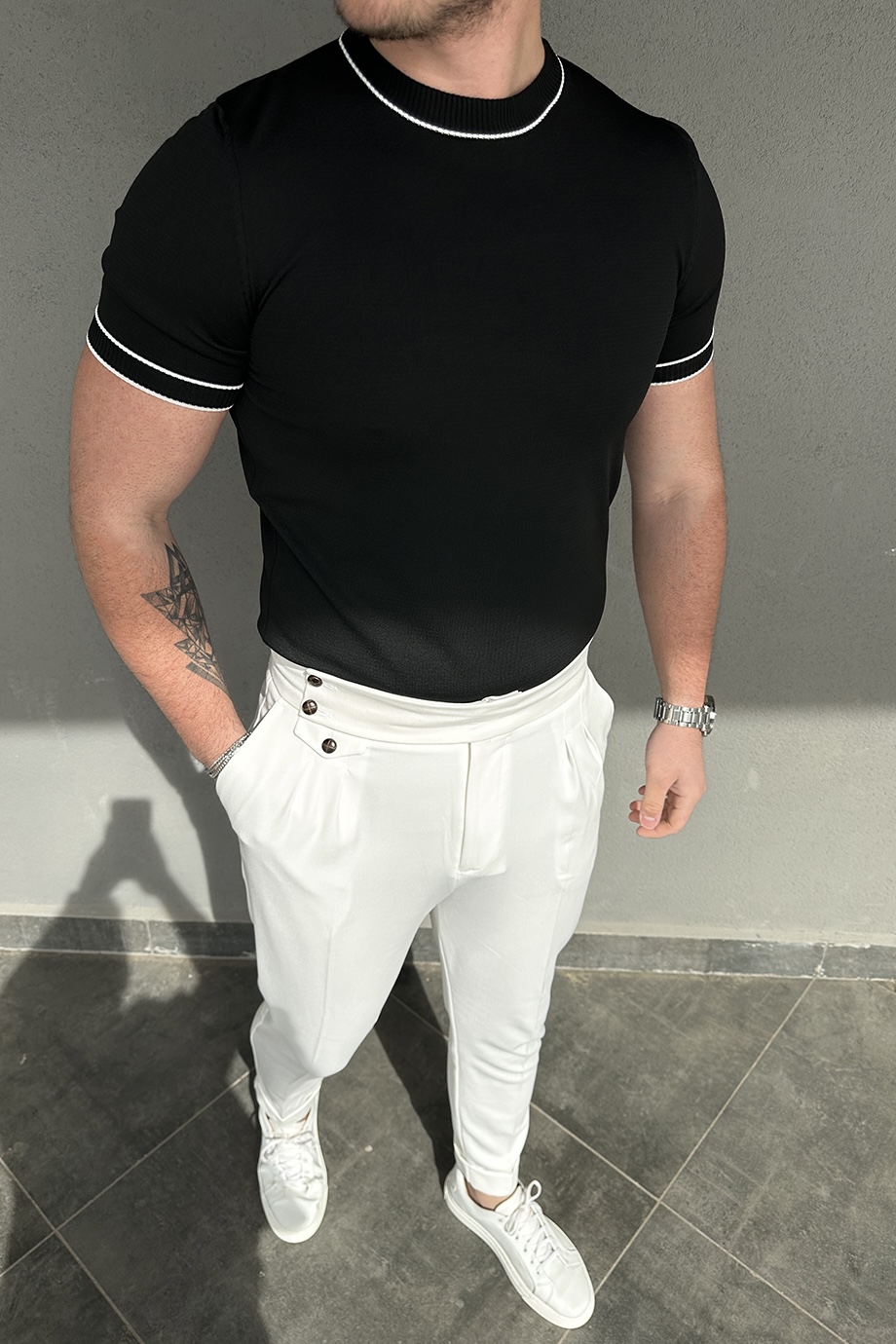 SİYAH BOYUN VE KOL ÇİZGİLİ TRİKO