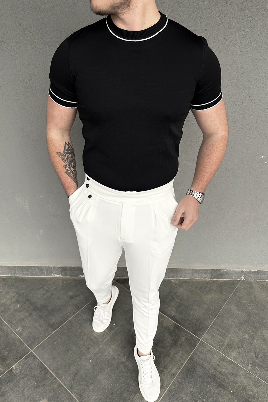 SİYAH BOYUN VE KOL ÇİZGİLİ TRİKO