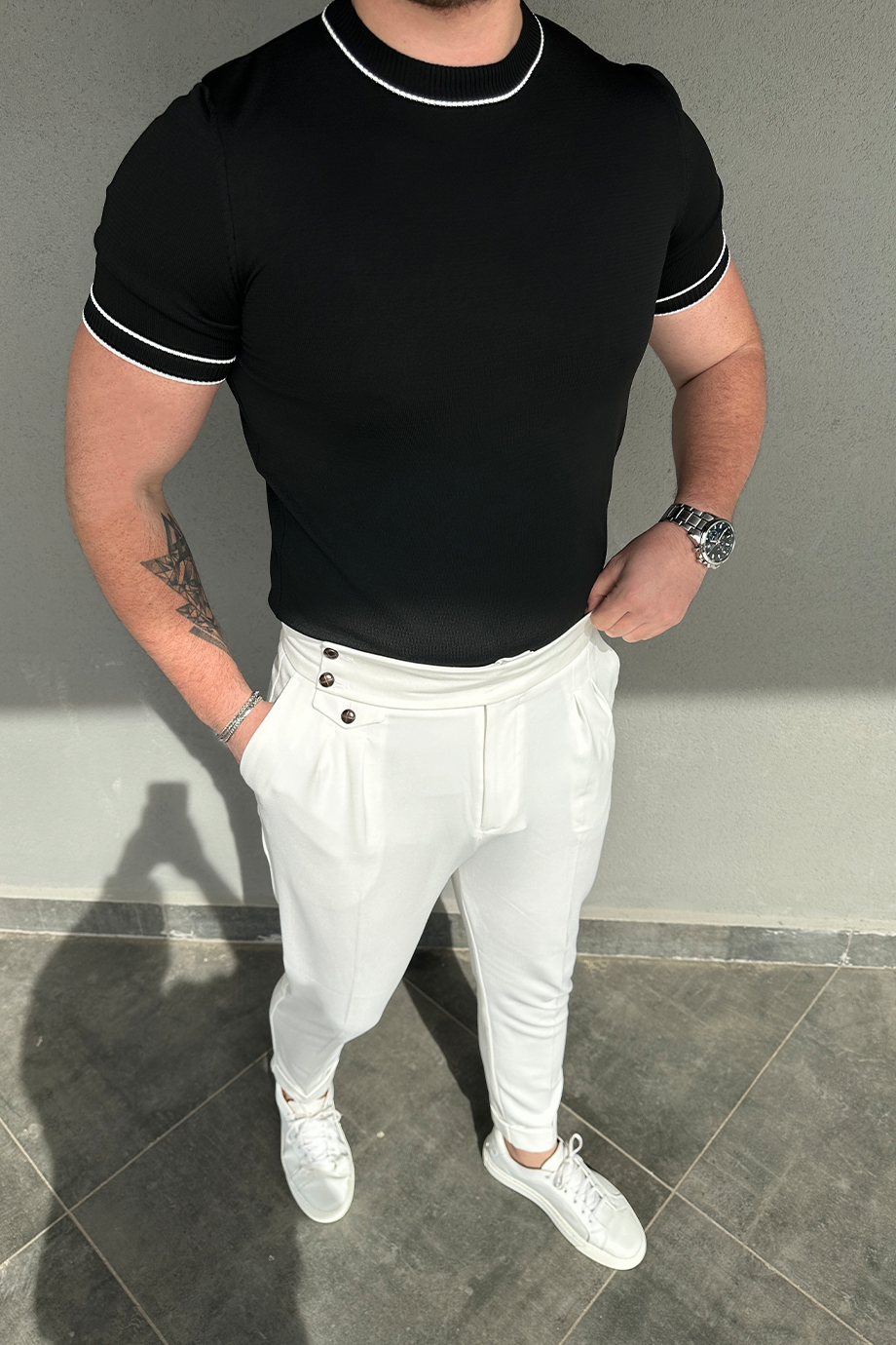 SİYAH BOYUN VE KOL ÇİZGİLİ TRİKO