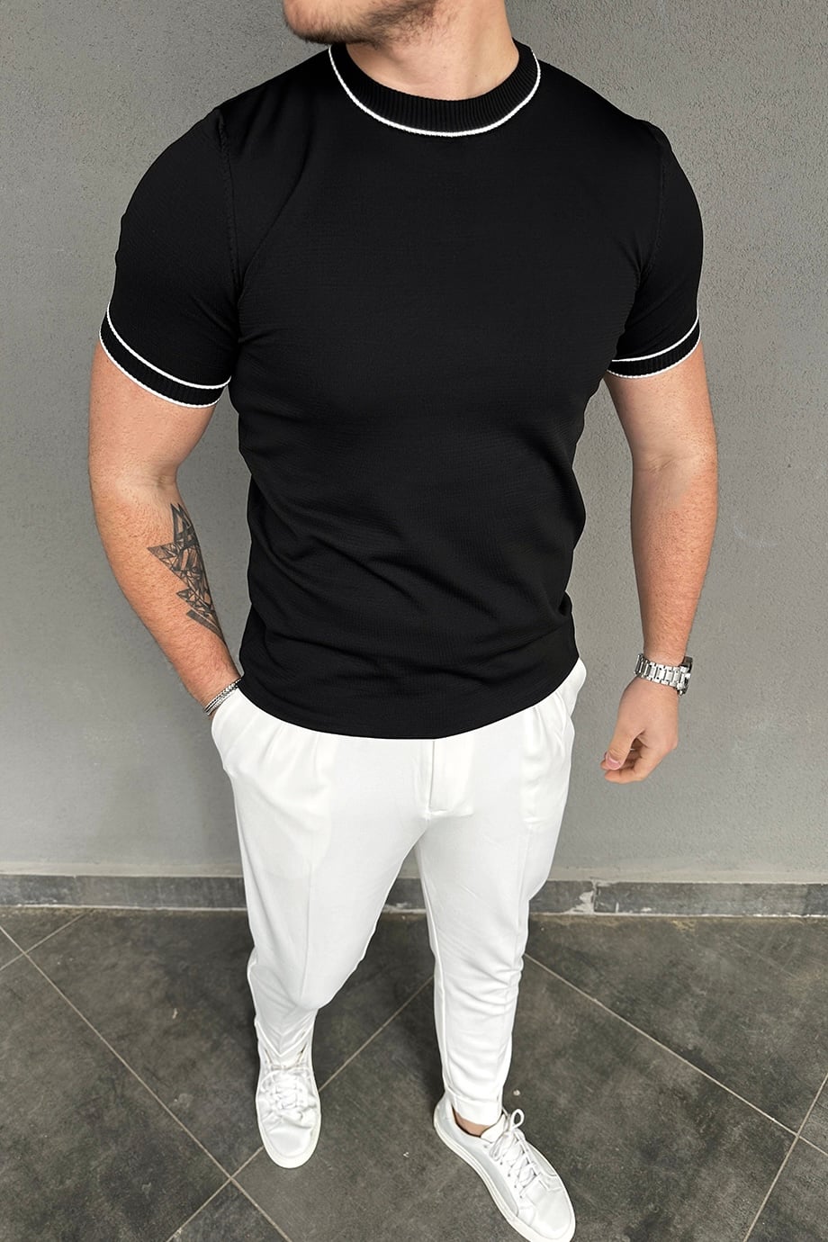 SİYAH BOYUN VE KOL ÇİZGİLİ TRİKO