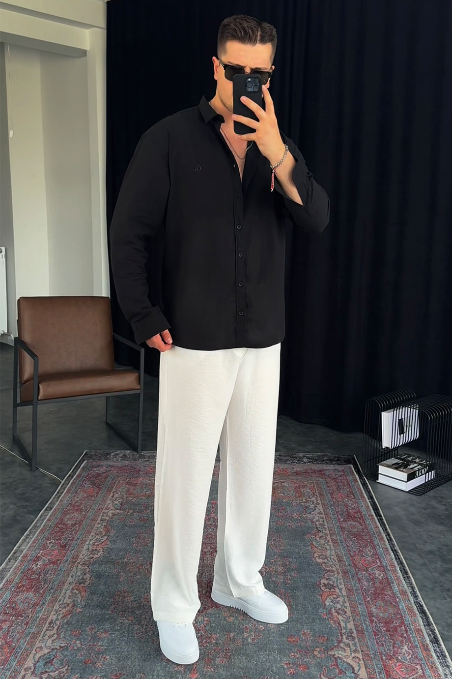 SİYAH GÖĞÜS CEP VE BASKI DETAYLI GÖMLEK