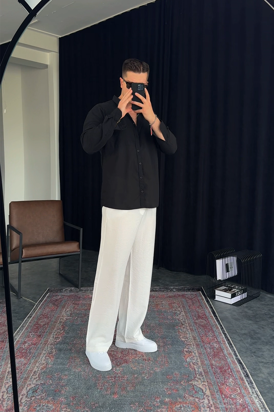 SİYAH GÖĞÜS CEP VE BASKI DETAYLI GÖMLEK