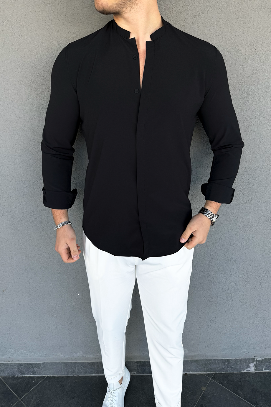 SİYAH HAKİM YAKA KESİK DETAYLI GÖMLEK
