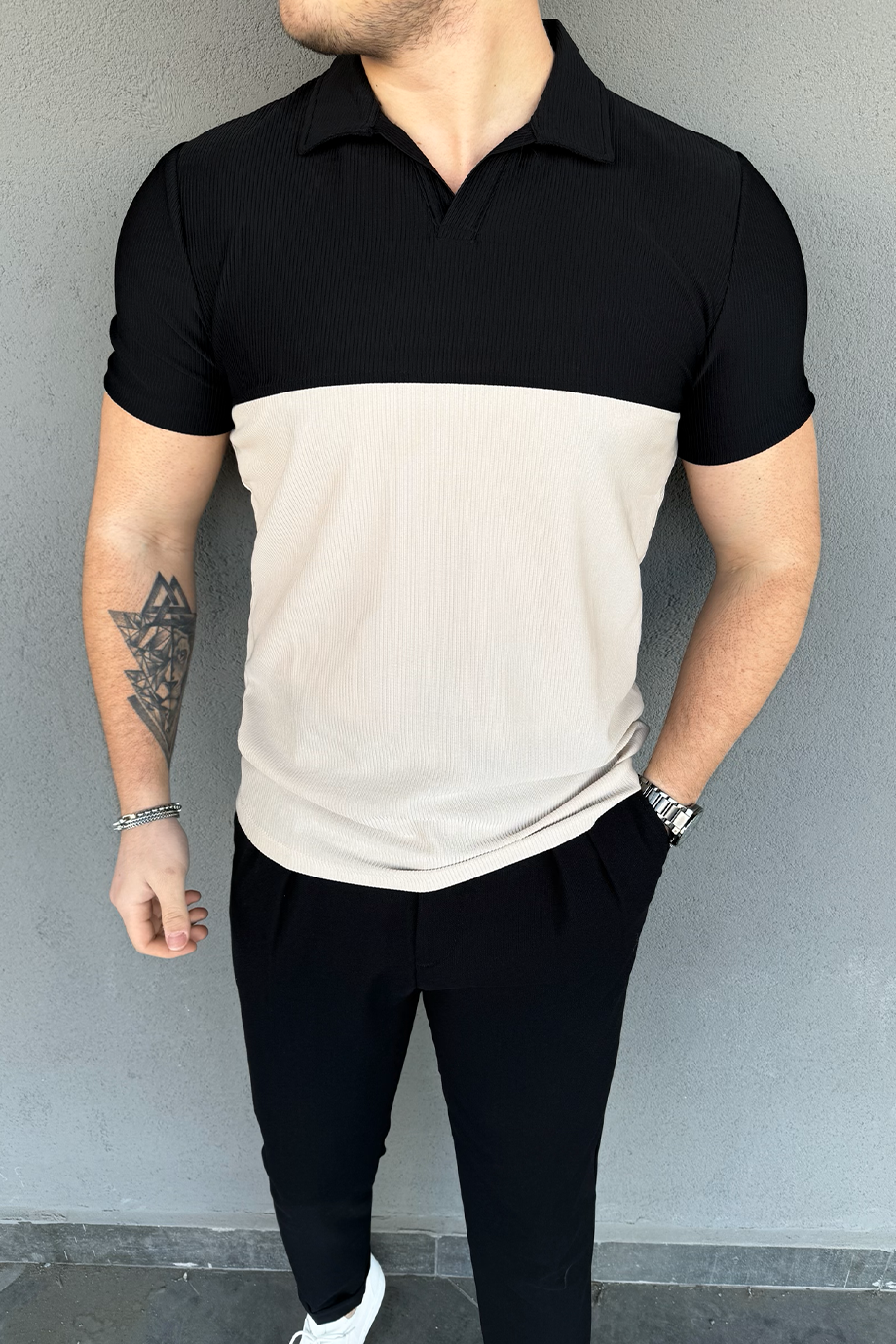 SİYAH-KREM AÇIK YAKA T-SHİRT