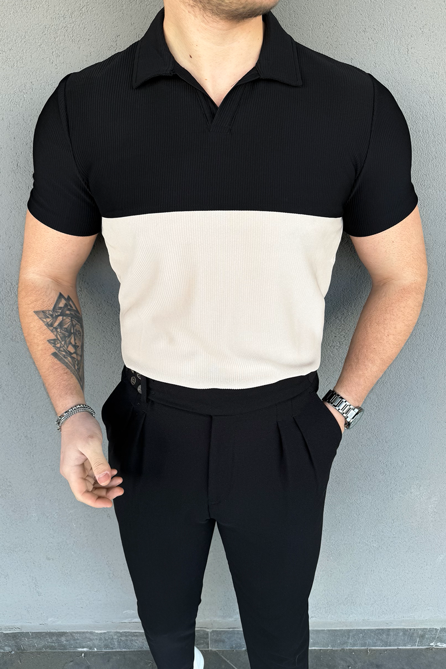 SİYAH-KREM AÇIK YAKA T-SHİRT