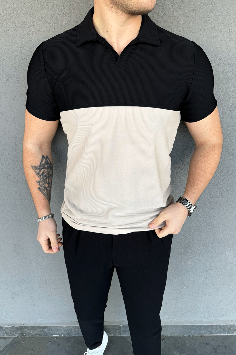 SİYAH-KREM AÇIK YAKA T-SHİRT