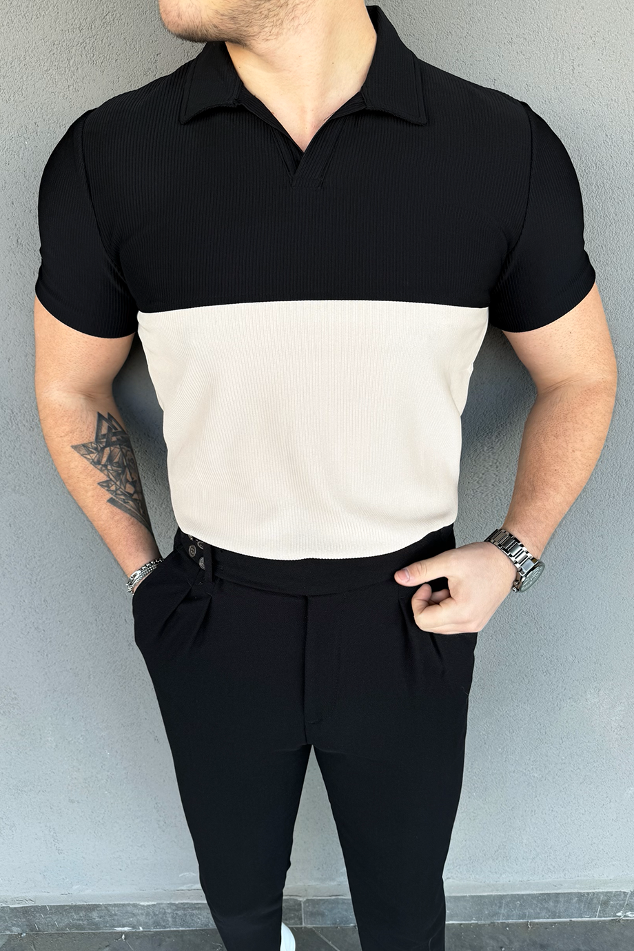 SİYAH-KREM AÇIK YAKA T-SHİRT