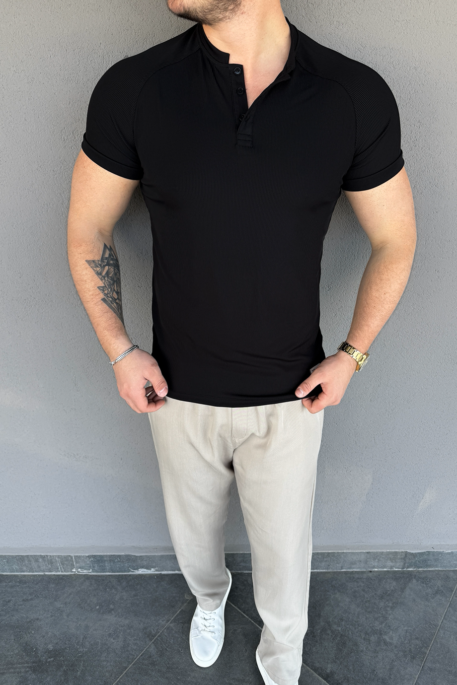 SİYAH ÖZEL TASARIM AÇIK YAKA FİTİLLİ T-SHİRT