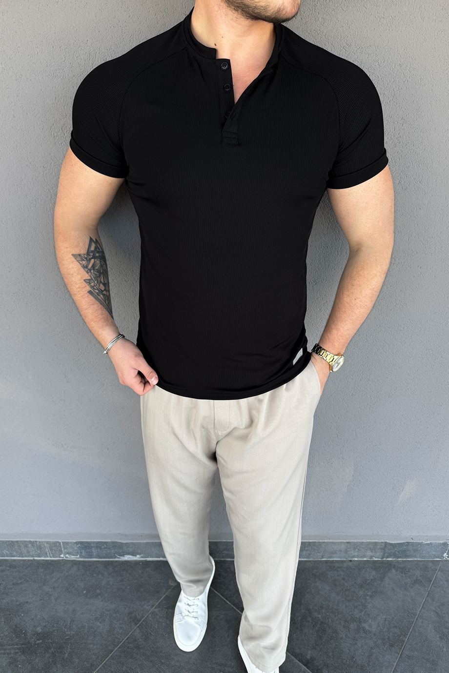 SİYAH ÖZEL TASARIM AÇIK YAKA FİTİLLİ T-SHİRT