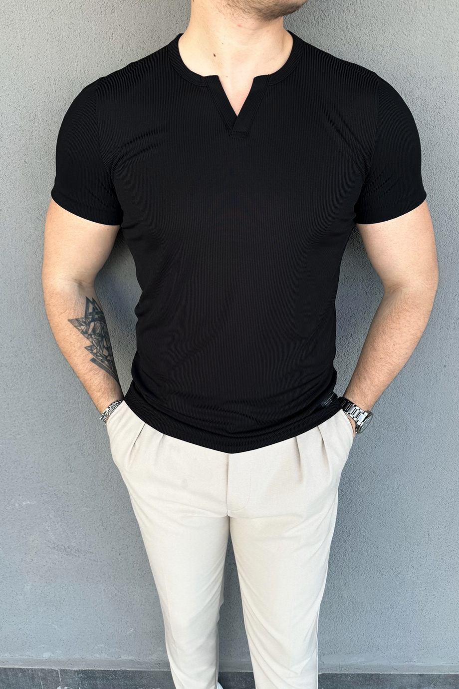 SİYAH ÖZEL TASARIM V YAKA FİTİLLİ T-SHİRT