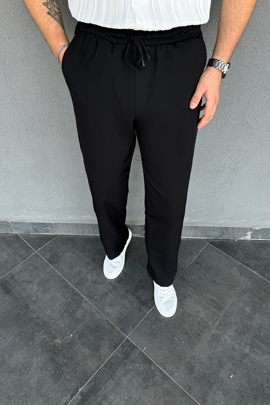 SİYAH PARAŞÜT KUMAŞ BEL KISMI BAĞLAMALI VE LASTİKLİ PANTALON