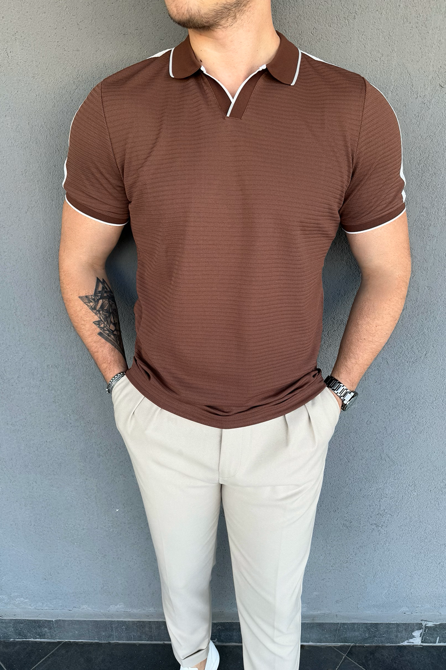 TARÇIN AÇIK YAKA KOL ŞERİT DETAYLI T-SHİRT