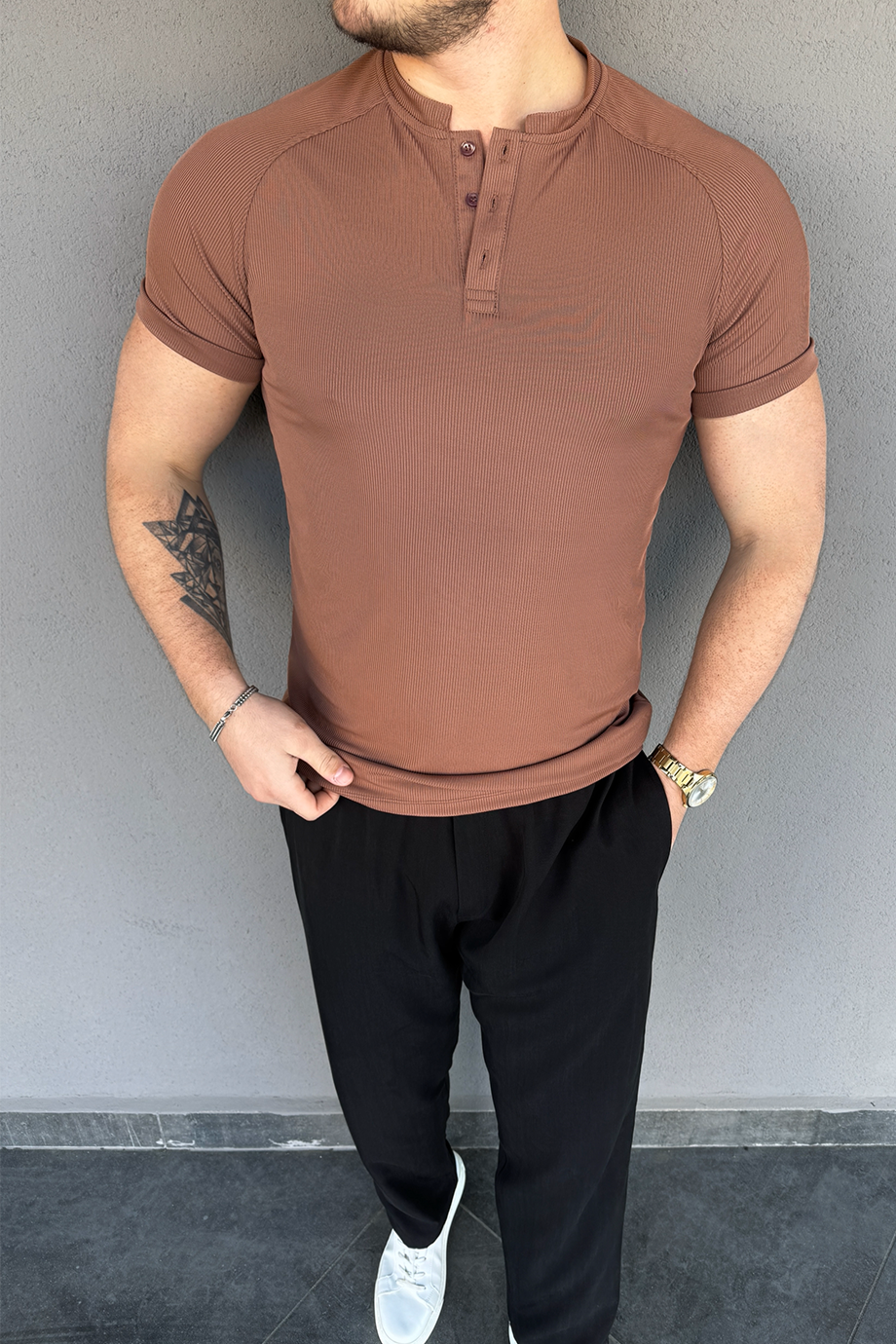 TARÇIN ÖZEL TASARIM AÇIK YAKA FİTİLLİ T-SHİRT