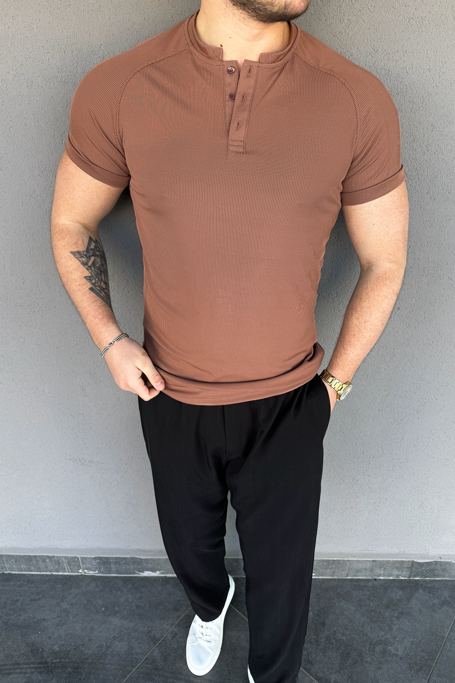 TARÇIN ÖZEL TASARIM AÇIK YAKA FİTİLLİ T-SHİRT