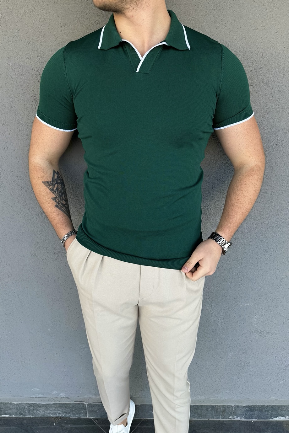 YEŞİL YAKA VE KOL ÇİZGİLİ T-SHİRT