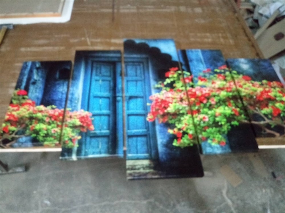 Kırmızı Mavi Renklerde Çiçekli Eski Kapılı Kanvas Tablo