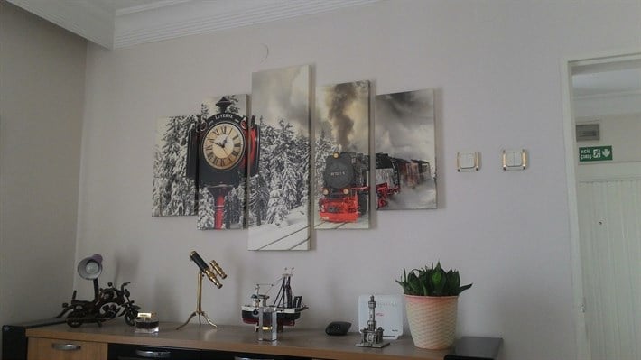 Saatli Karlar Üzerinden Giden Dumanlı Tren 