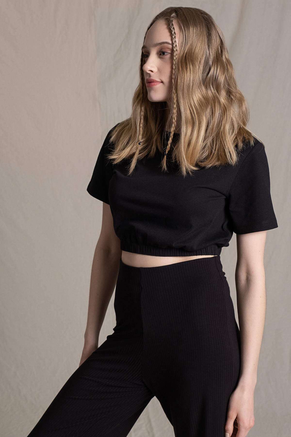 Emma, Lastik Detaylı, Organik Kumaşlı, Siyah Cropped T-shirt