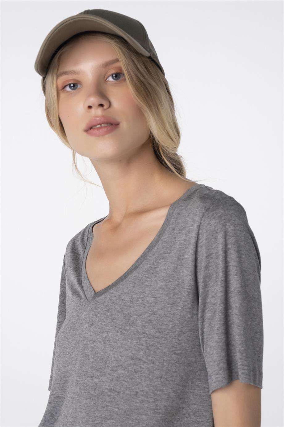 Reese, V Yaka, Kısa Kollu, Sürdürülebilir Kumaşlı, Koyu Gri Melanj, Basic T-Shirt