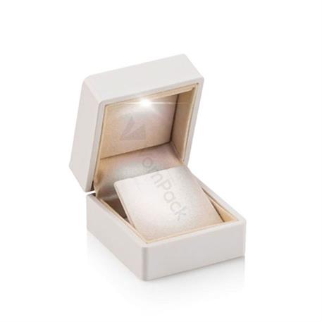 Beyaz Işıklı Küpe Kutusu