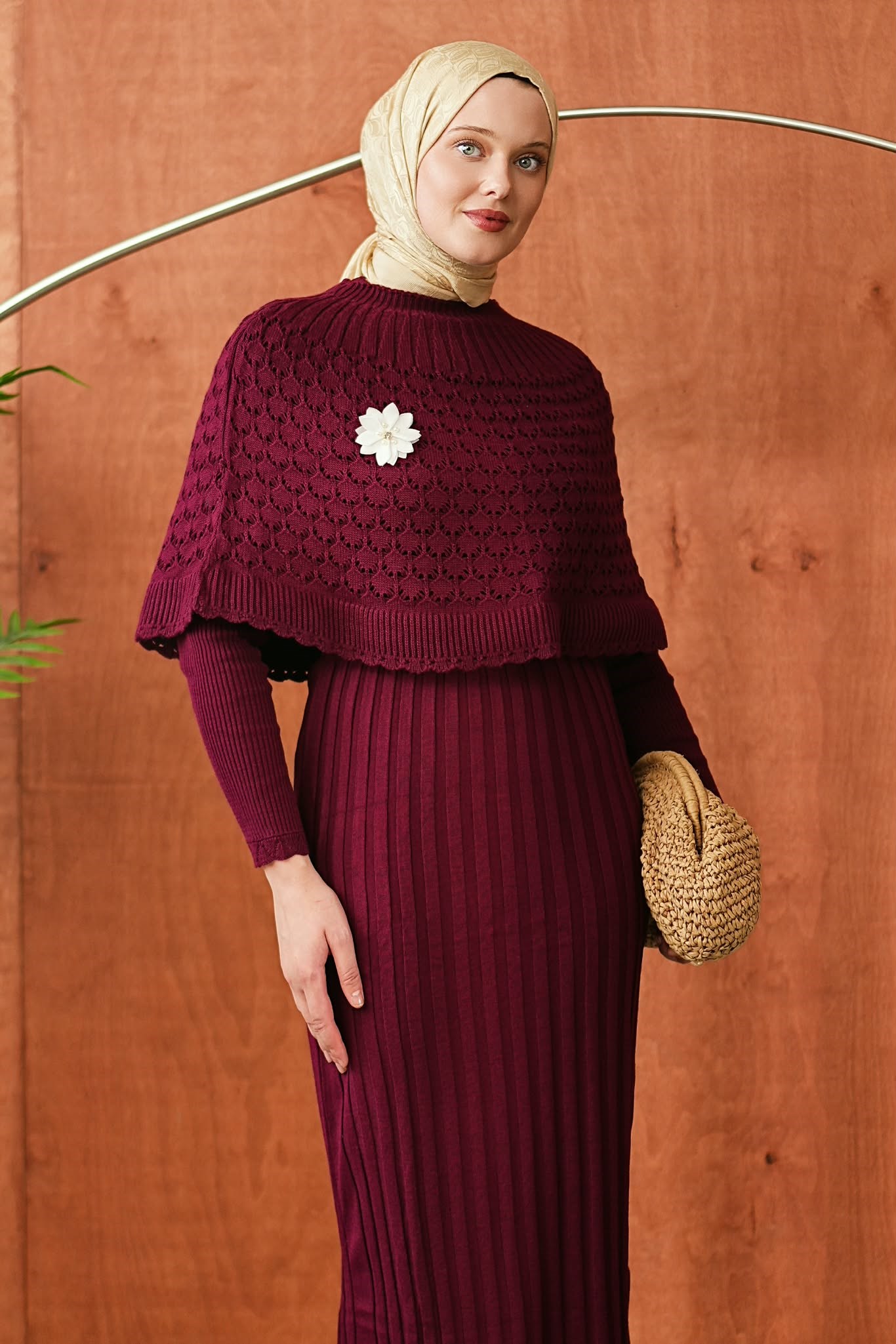Bordo Ajurlu Pelerin Çiçek Broşlu Triko