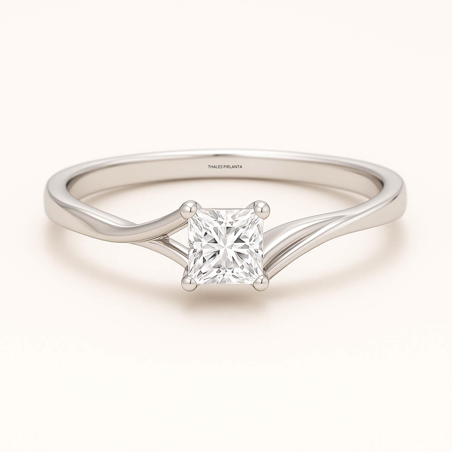 0.40 Karat E VS2 GIA Prenses Kesim Tektaş Pırlanta Yüzük