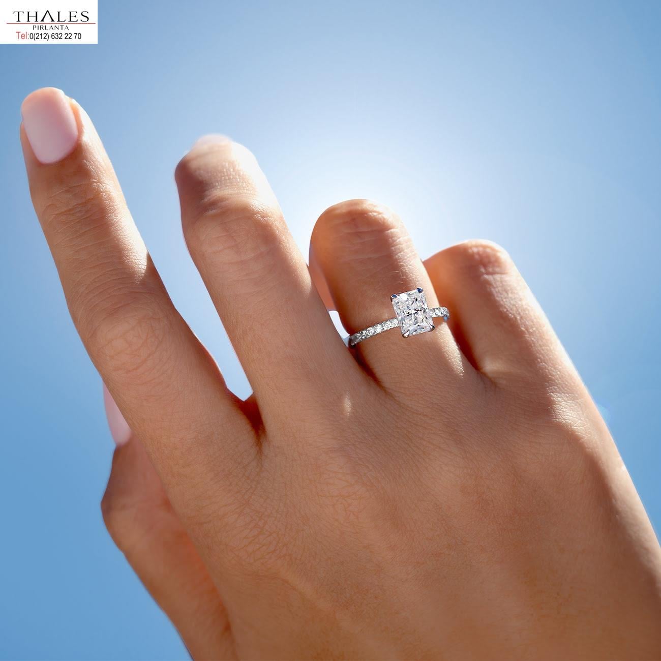 Radyan Kesim Beyaz Topaz Yüzük 2,40 Karat 