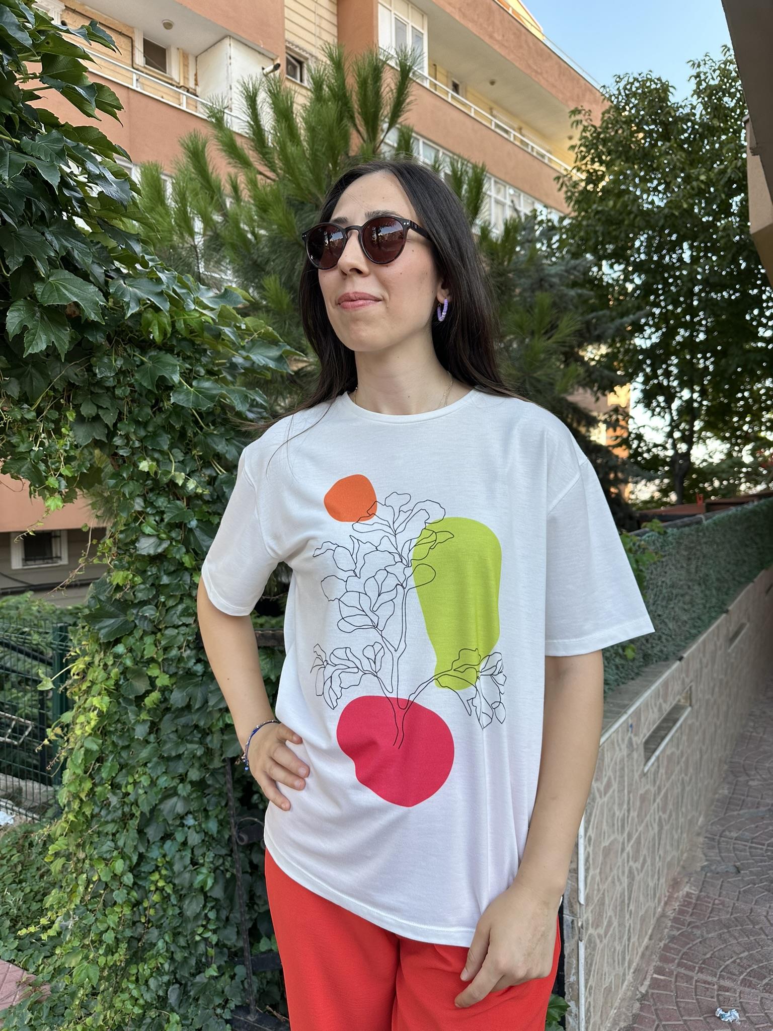 Çiçek Baskılı (Yeşil) Beyaz T-Shırt