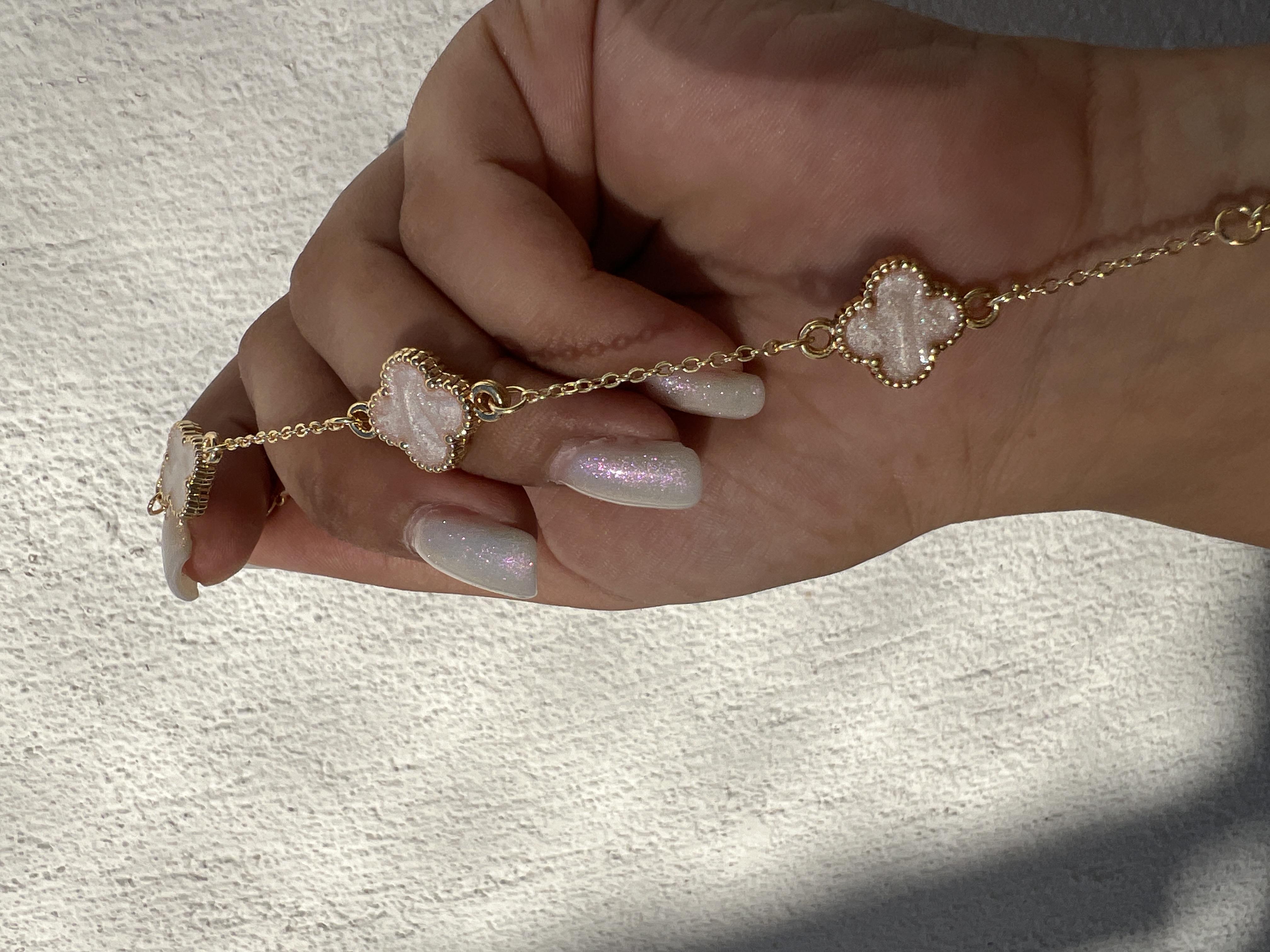 BEYAZ ÜÇ YONCA VN BİLEKLİK