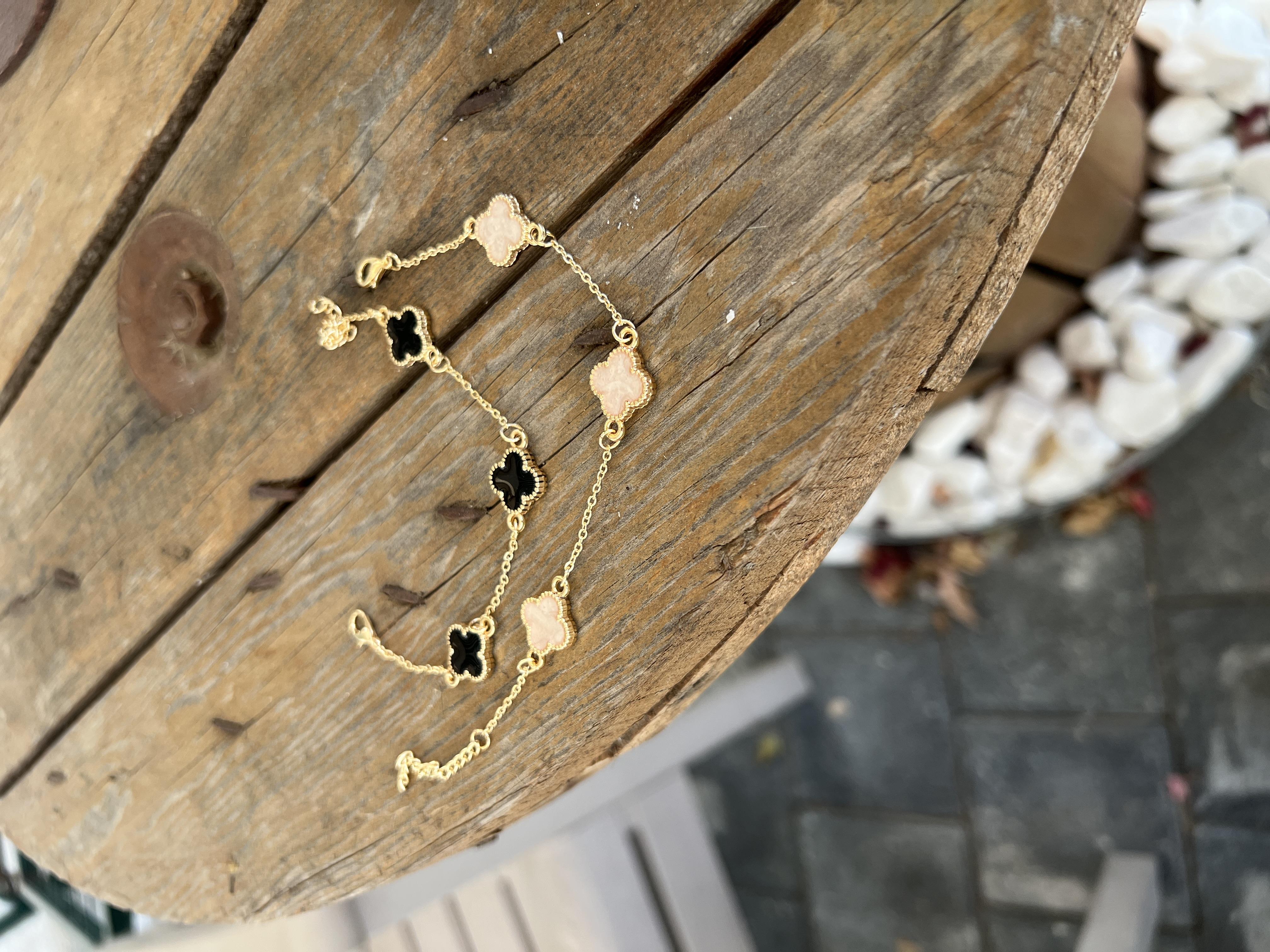 BEYAZ ÜÇ YONCA VN BİLEKLİK