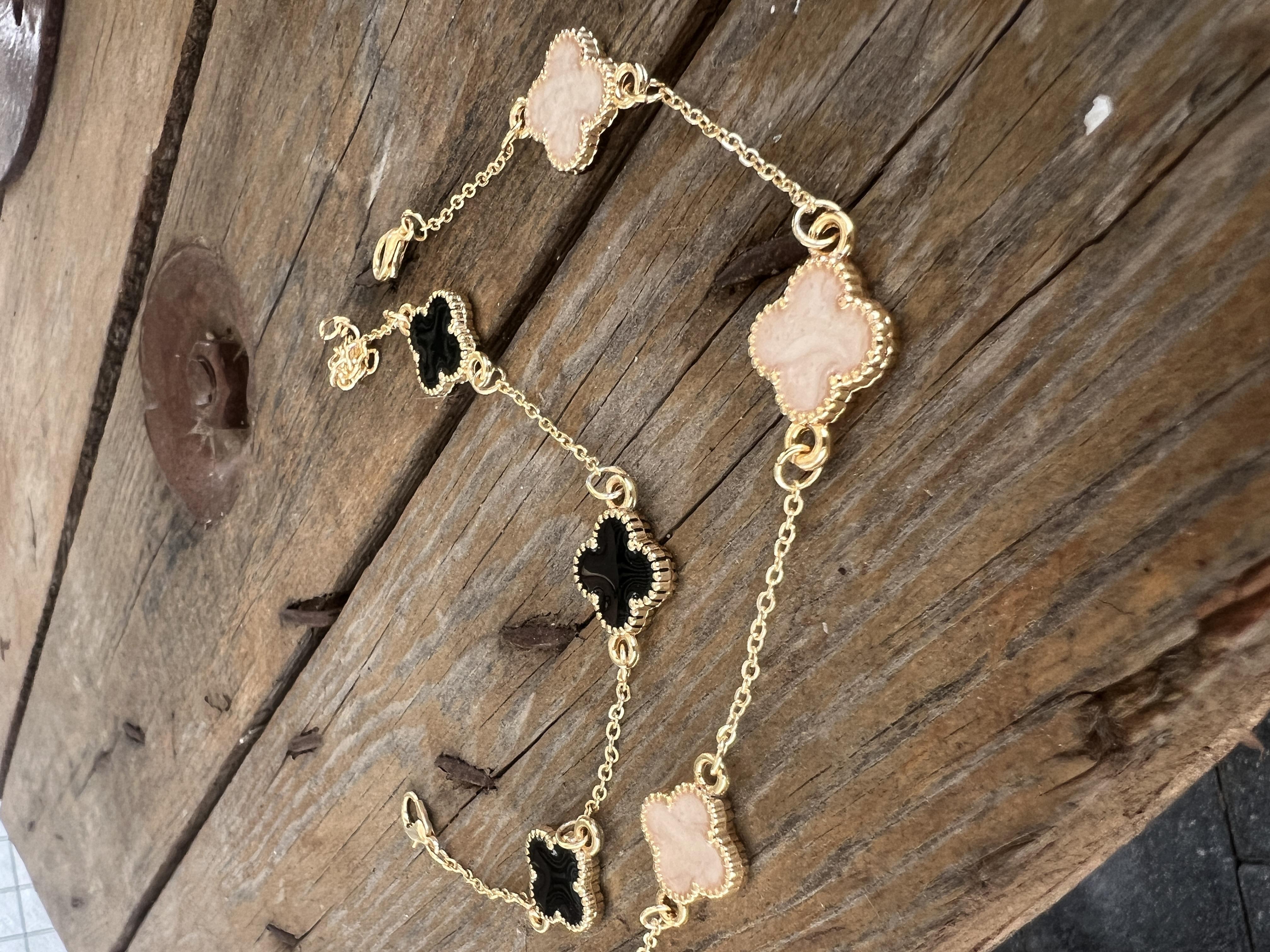 BEYAZ ÜÇ YONCA VN BİLEKLİK